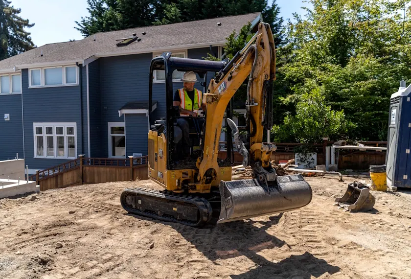 Mini-pelle Ritzco sur un chantier résidentiel