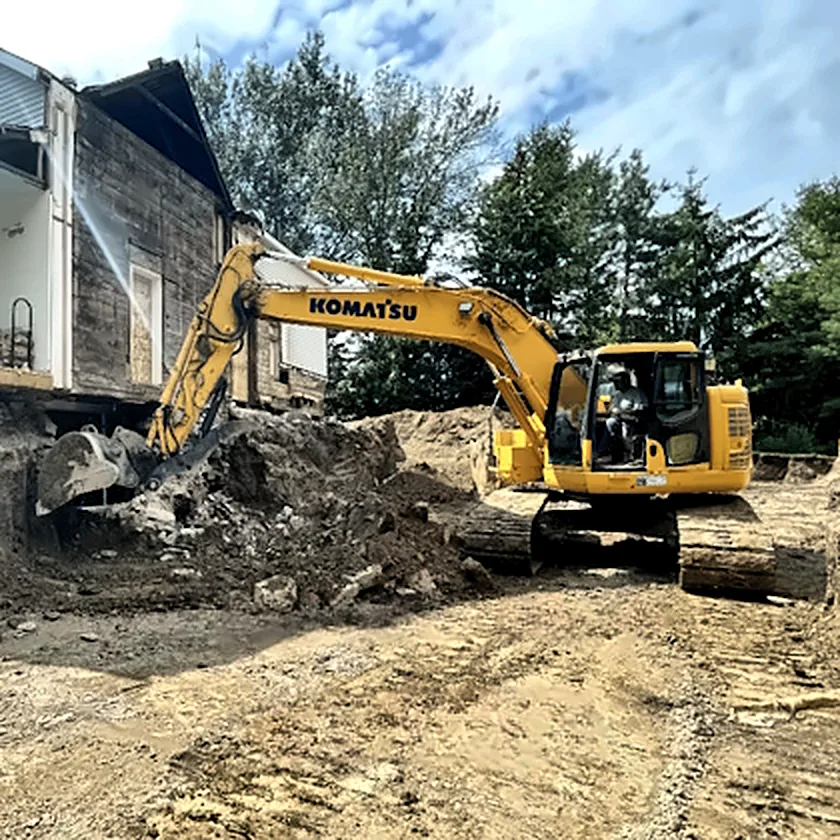 Pelle mécanique Komatsu en excavation sur un terrain résidentiel